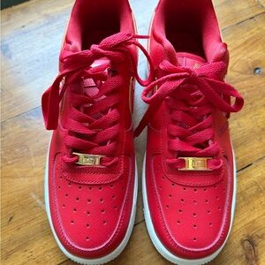 Nike Air Force One Low Neck Red Metallic Gold Size 7 NWOT